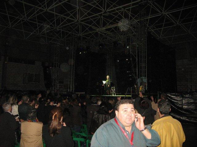Unas 800 personas disfrutan del concierto de Víctor Manuel organizado por el Club Deportivo Coria