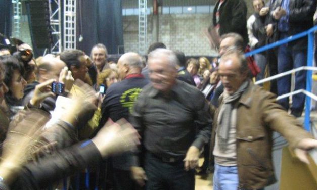 Unas 800 personas disfrutan del concierto de Víctor Manuel organizado por el Club Deportivo Coria