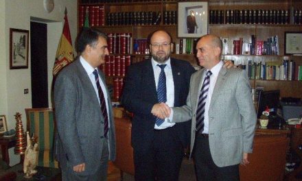 El subdelegado del Gobierno despide al jefe provincial de la Policía Nacional en Cáceres