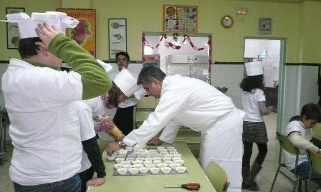 Alumnos del centro de discapacitados de Moraleja elaboran un belén comestible con aceite DOP Gata-Hurdes