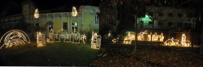 Baños de Montemayor inaugura su iluminación navideña con un original Belén en la avenida