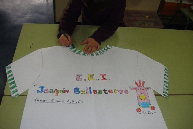 Los alumnos del colegio Joaquín Ballesteros de Moraleja reciben la visita del futbolista Javito