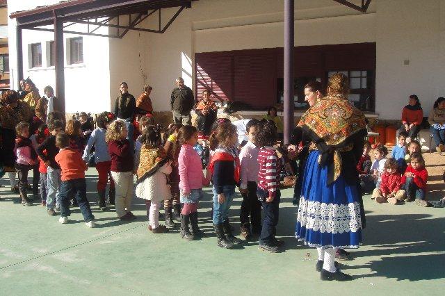 Los alumnos del colegio Joaquín Ballesteros de Moraleja reciben la visita del futbolista Javito