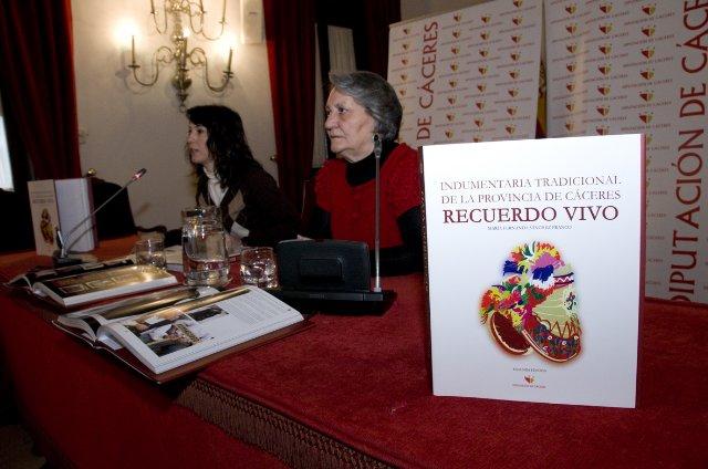 La Diputación reedita 1.000 ejemplares más de la obra «Indumentaria tradicional de la provincia de Cáceres»