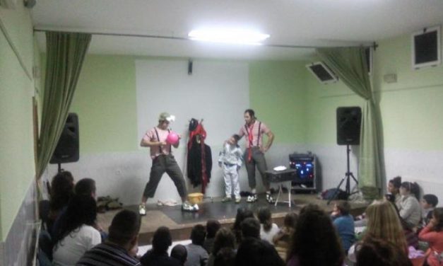 Los vecinos de Cilleros estrenan el Año Nuevo con buen humor con la compañía Funámbulus Teatro