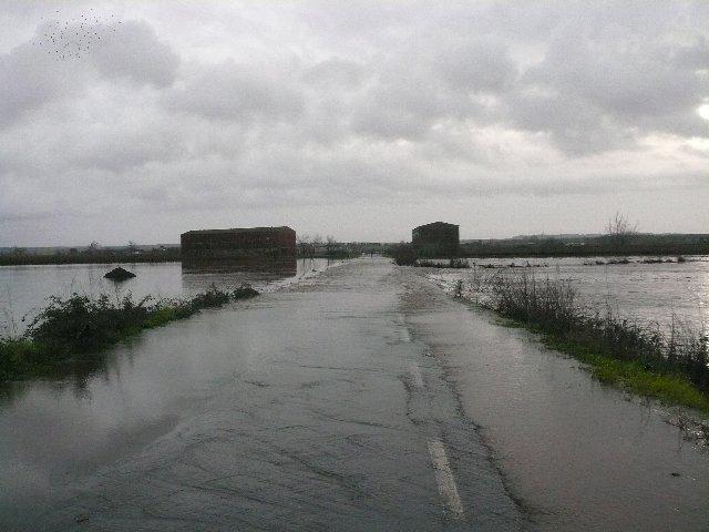 El desbordamiento del río Árrago ocasiona problemas en las carreteras de acceso a Huélaga y a La Moheda