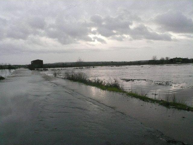 El desbordamiento del río Árrago ocasiona problemas en las carreteras de acceso a Huélaga y a La Moheda