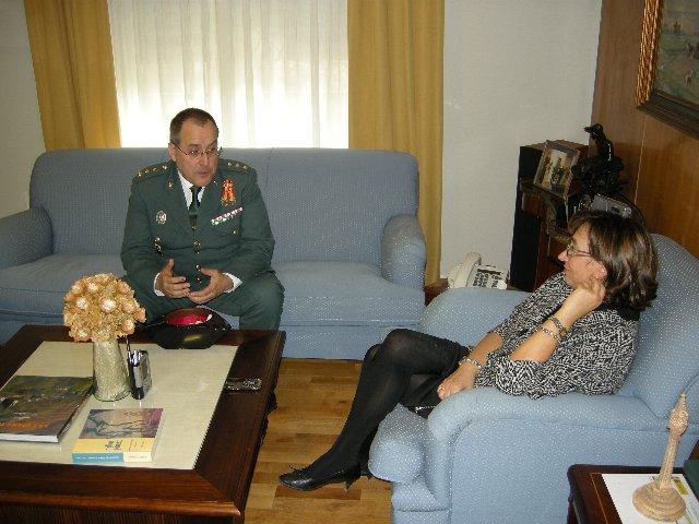La delegada del Gobierno en Extremadura recibe al director de la Academina de Tráfico de la Guardia Civil