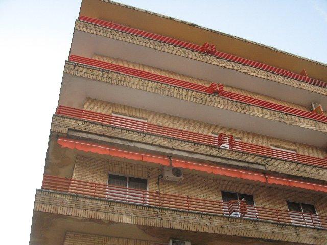 El derrumbe de la cornisa de un balcón en la avenida de Moraleja origina un gran susto sin daños personales