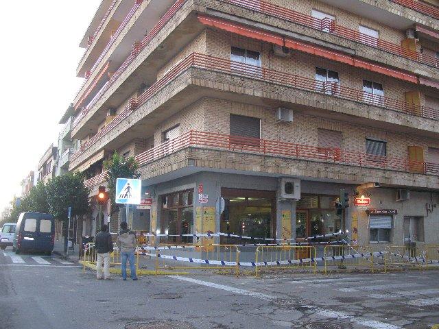 El derrumbe de la cornisa de un balcón en la avenida de Moraleja origina un gran susto sin daños personales