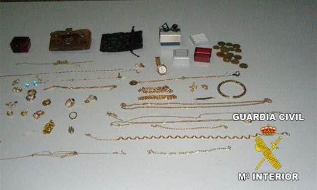La Guardia Civil detiene a dos vecinos de Torremejía acusados de cometer diez robos en domicilios
