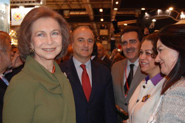 La Reina Doña Sofía visita el estand de Extremadura durante el acto inaugural de Fitur 2011 en Madrid