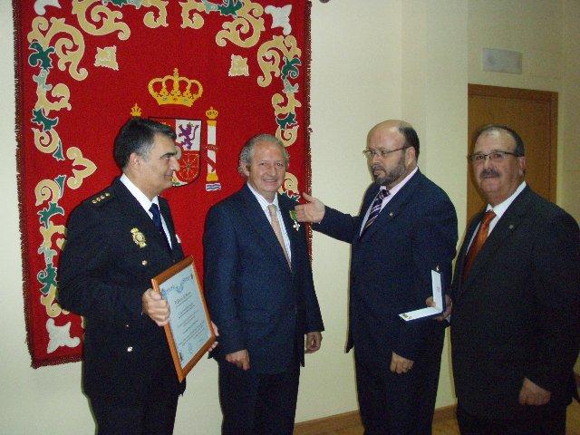 El presidente de la Audiencia Provincial de Cáceres, Juan Francisco Bote, recibe la Cruz al Mérito Policial