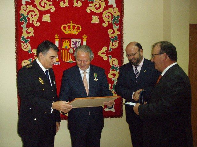 El presidente de la Audiencia Provincial de Cáceres, Juan Francisco Bote, recibe la Cruz al Mérito Policial