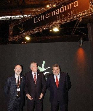 El estand de Extremadura en Fitur recibe la visita del director de Desarrollo Sostenible del Ministerio