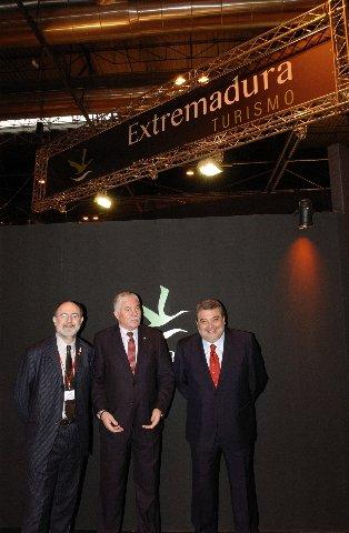 El estand de Extremadura en Fitur recibe la visita del director de Desarrollo Sostenible del Ministerio