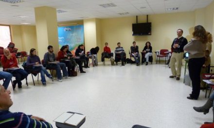 Directores y técnicos de universidades populares de la región participan en un curso de creatividad en Mérida