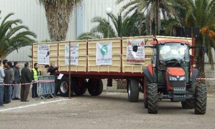 Un agricultor de Don Benito gana el II concurso de maniobrabilidad de tractor con remolque en Agroexpo