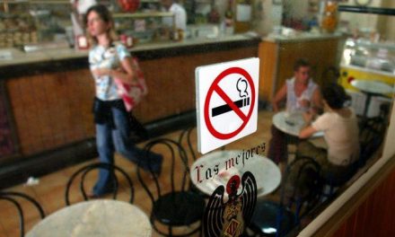 La prohibición total de fumar provoca caídas de ventas en el 86% de los establecimientos hosteleros