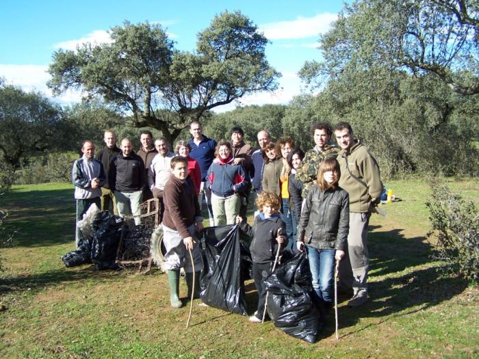 Andares organiza una nueva jornada de limpieza en la dehesa de Montehermoso para el próximo domingo