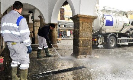 El ayuntamiento placentino continúa con la limpieza del adoquinado y enlosado de la Plaza Mayor de la ciudad