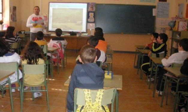 Los alumnos de Primaria del colegio Virgen de Argeme de Coria participan en un taller de igualdad de género