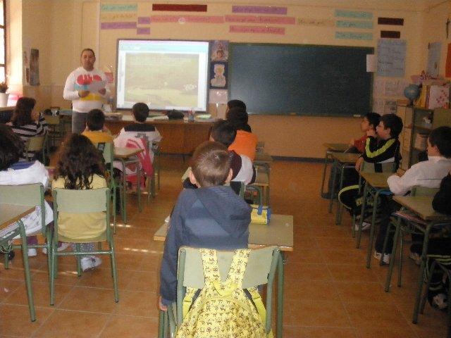 Los alumnos de Primaria del colegio Virgen de Argeme de Coria participan en un taller de igualdad de género