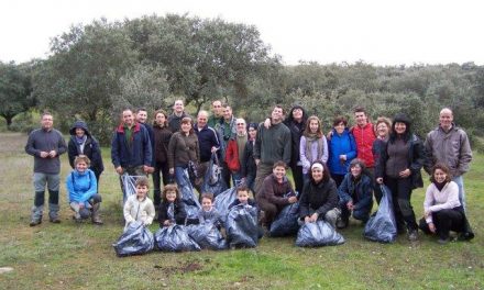 Andares y un grupo de voluntarios limpia la dehesa de Montehermoso de basura y restos de botellones