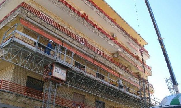 Comienza la restauración de la fachada del edificio que sufrió el derrumbe de la cornisa en Moraleja