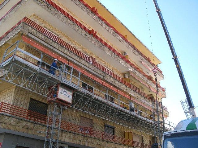 Comienza la restauración de la fachada del edificio que sufrió el derrumbe de la cornisa en Moraleja