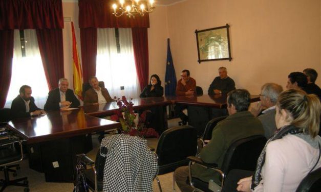 Juan Andrés Tovar visita las obras de la Diputación en Membrío y se reúne con los colectivos sociales
