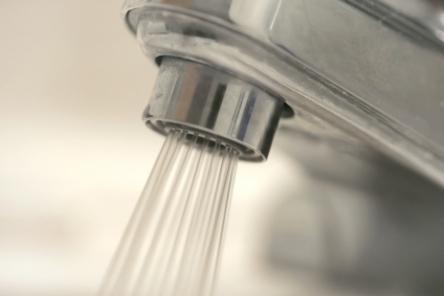 UCE denuncia que el cobro trimestral del agua incrementa las facturas hasta un 73% en las ciudades