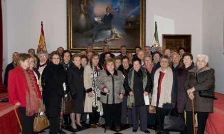 Residentes del Hogar del Pensionista de Valdelacasa del Tajo visitan la Diputación y la capital cacereña