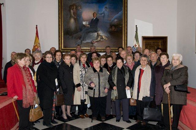 Residentes del Hogar del Pensionista de Valdelacasa del Tajo visitan la Diputación y la capital cacereña