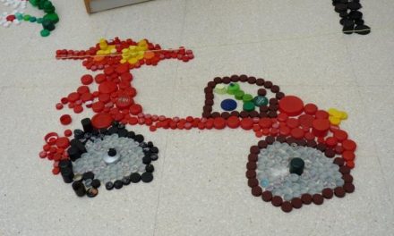 Los alumnos del IESO de Hoyos crearán una obra artística con tapones de plástico con Recicl’Arte