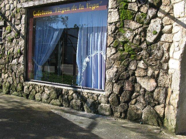 La cafetería Virgen de la Vega, ubicada en el polígono de Moraleja, sufre un robo durante la madrugada