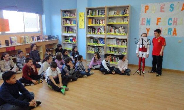 Los alumnos del Colegio Cervantes de Moraleja celebran el Día Mundial de la Poesía con una lectura