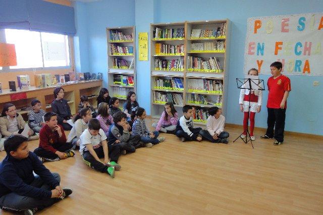 Los alumnos del Colegio Cervantes de Moraleja celebran el Día Mundial de la Poesía con una lectura