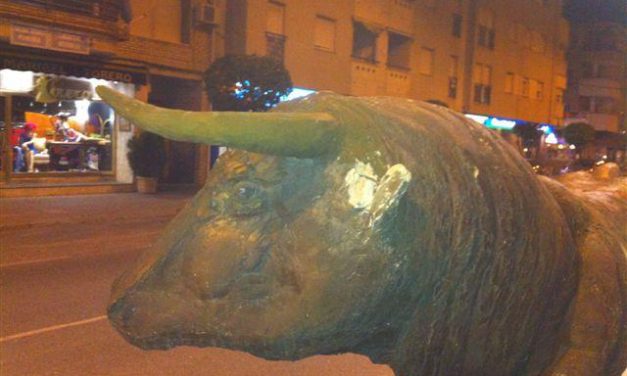 Un hombre la emprende a golpes contra las esculturas de los toros y provoca cuantiosos daños al encierro