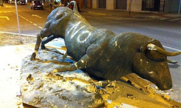 Un hombre la emprende a golpes contra las esculturas de los toros y provoca cuantiosos daños al encierro