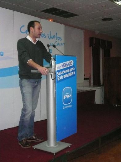 El candidato del PP en Moraleja, Pedro Caselles, pide confianza en Monago para solucionar la crisis