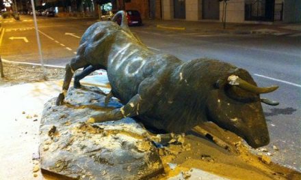 El PP condena el vandalismo en las esculturas de los toros y el PSOE encarga al autor la reparación de los daños