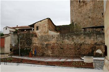 Coria estrena un nuevo espacio para las artes escénicas al aire libre en la barbacana del castillo