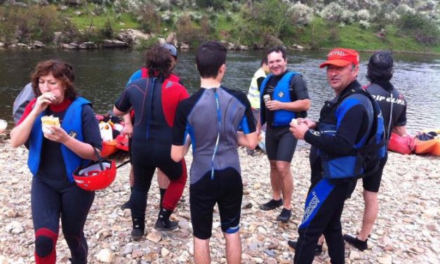 El descenso internacional en canoa del Río Erjas congrega a 160 piragüistas que viven una prueba de aguas bravas