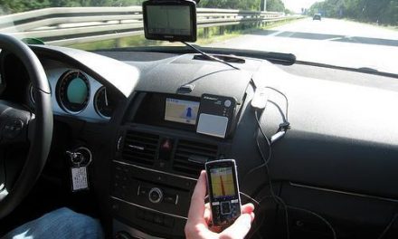 Tráfico pone en marcha en las carreteras extremeñas una campaña de control del uso del móvil al volante
