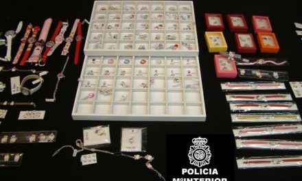 La policía imputa a 20 personas en joyerías por presuntas falsificaciones de la marca Hello Kitty
