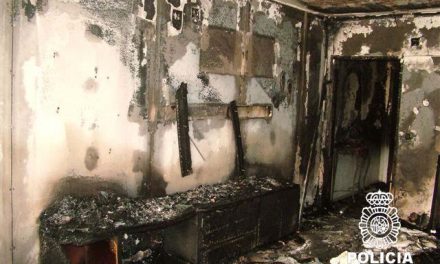 La Policía Nacional investiga el incendio provocado este lunes en el edificio de la calle Olof Palme de Badajoz