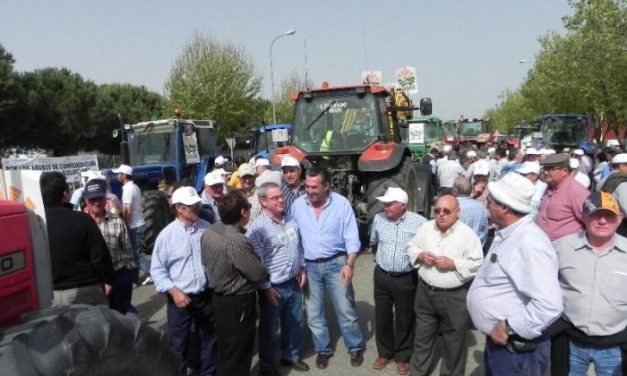 Los regantes del Orellana y UPA-UCE movilizan 500 tractores para protestar por la subida de las tarifas