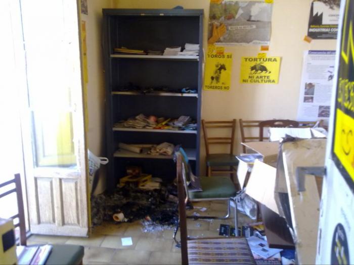Roban y queman la sede de Ecologistas en Acción de Cáceres y los mismos cacos roban en la ONG Setem