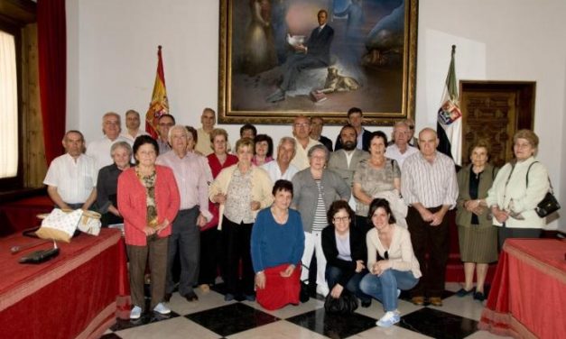 La Asociación del Hogar del Pensionista de Ahigal visita el Palacio Carvajal y conoce la Diputación de Cáceres